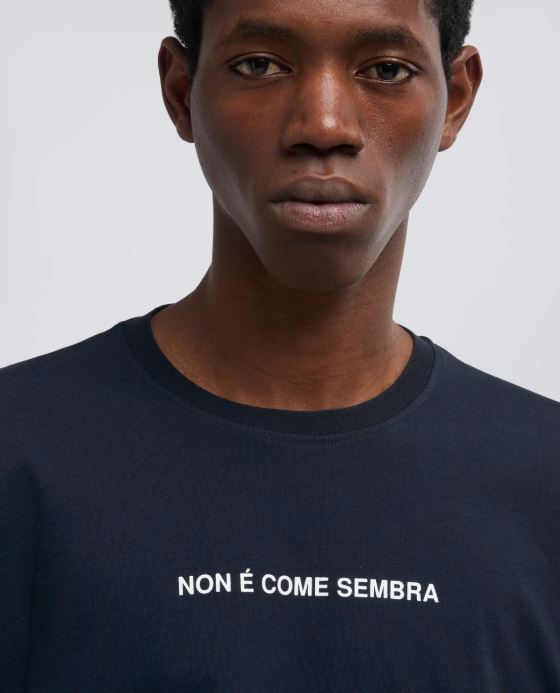 T-SHIRT IN JERSEY DI COTONE CON STAMPA "NON E COME SEMBRA"