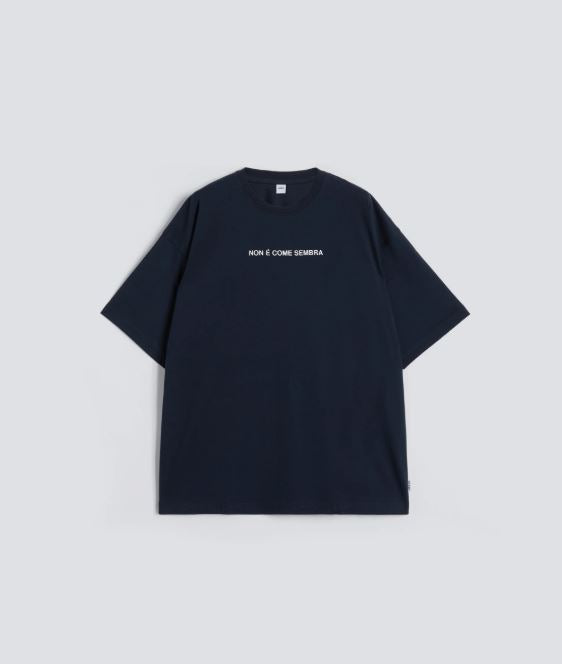 T-SHIRT IN JERSEY DI COTONE CON STAMPA "NON E COME SEMBRA"
