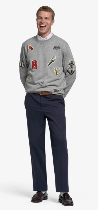 Felpa girocollo in pile grigia unisex con fiocco e toppe.