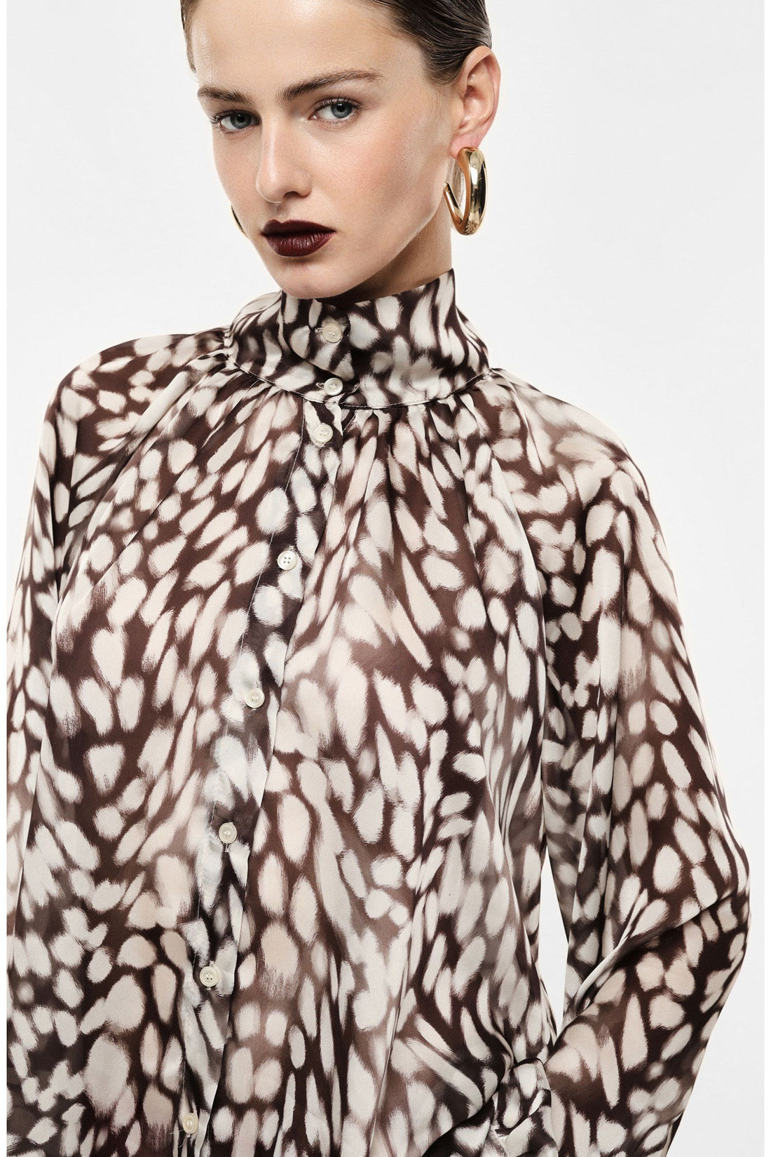 Camicia ampia stampa astratta con collo alto