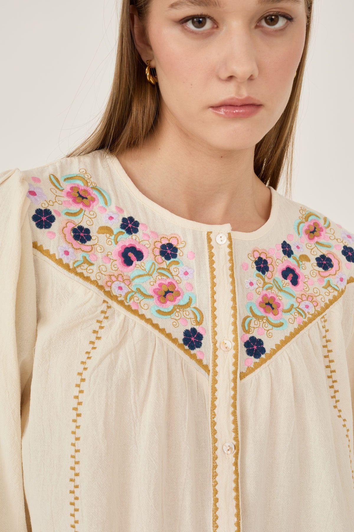 camicia ricami a contrasto