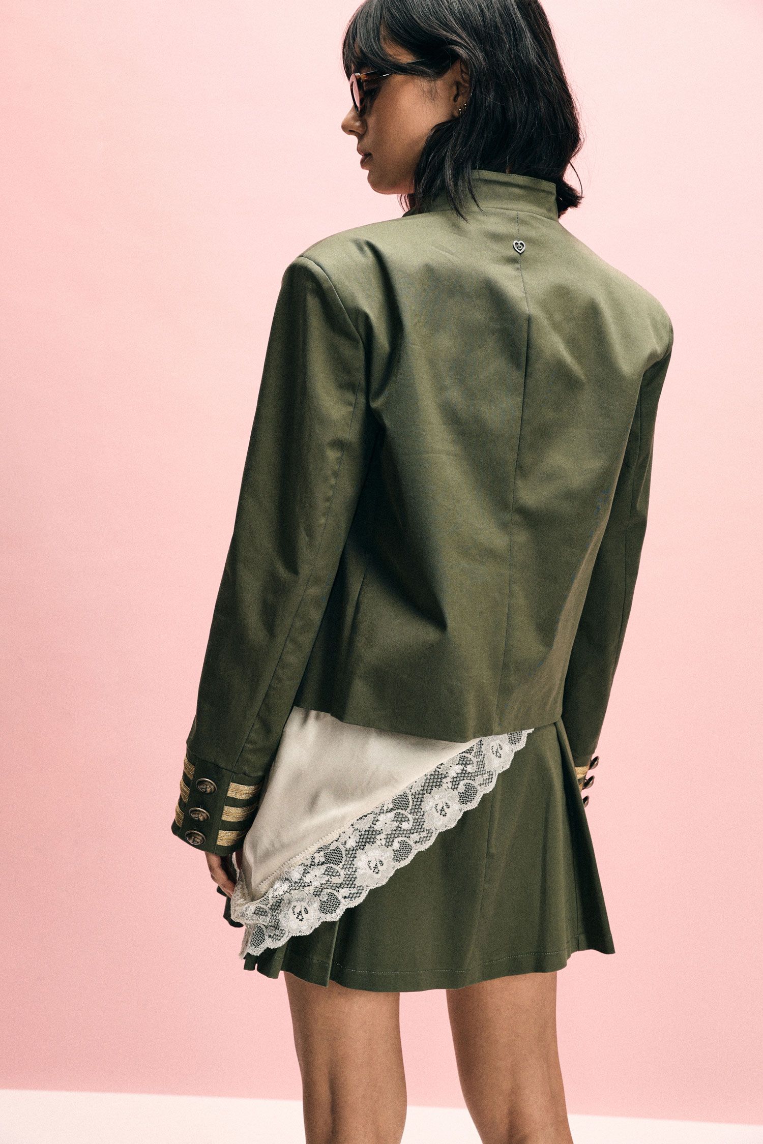 Giacca camicia corta con alamari decorativi