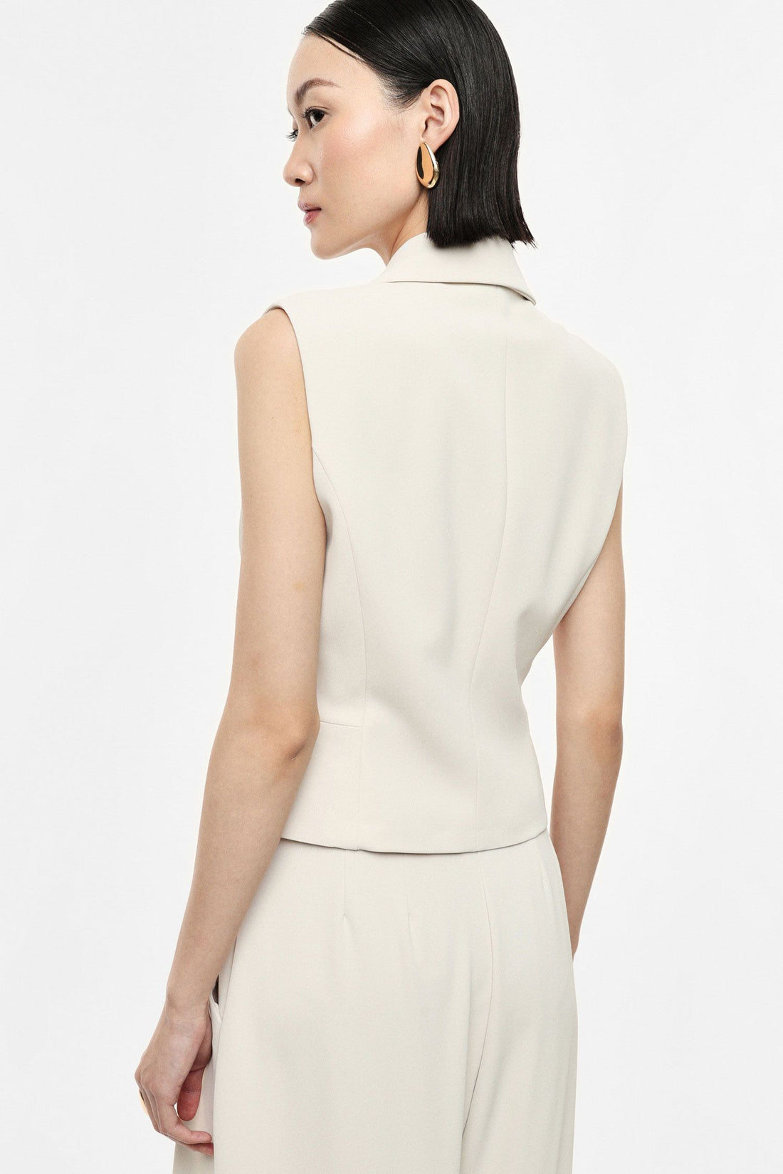 Gilet monopetto con rever e chiusura a tre bottoni