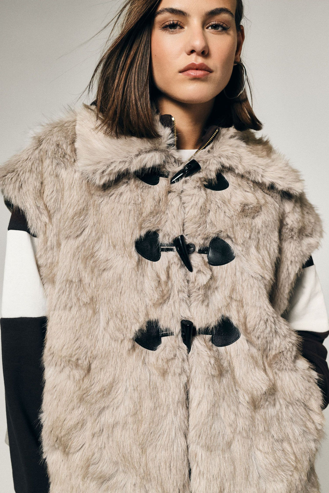 Gilet eco-fur con chiusura alamari e colletto ampio